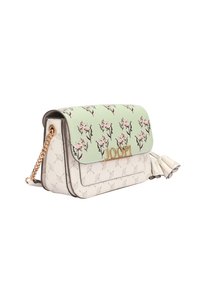 Grön flap-handväska med blommönster, krämfärgad texturerad kropp, guldlogotyp, metallkedjesnodd och dekorativt tofsdetalj.