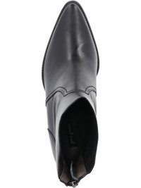 Bottine en cuir noir à bout pointu, texture lisse, fermeture éclair sur le côté et couture décorative minimale.