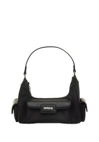 Bolso de mano de nylon negro con una forma estructurada, que cuenta con un bolsillo en la solapa frontal, correa ajustable y acentos de hardware en plata.