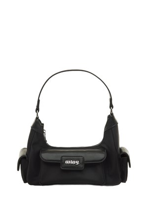 Borsa a mano nera in nylon con forma strutturata, dotata di tasca anteriore con pattina, tracolla regolabile e dettagli in metallo argentato.