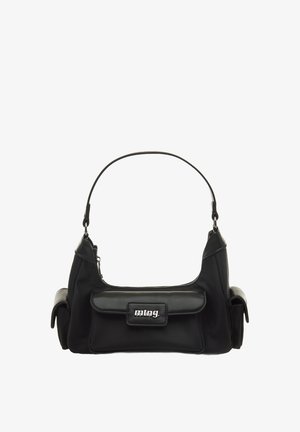 Schwarze Nylon-Handtasche mit strukturierter Form, ausgestattet mit einer vorderen Klappentasche, verstellbarem Trageriemen und silbernen Hardware-Akzenten.