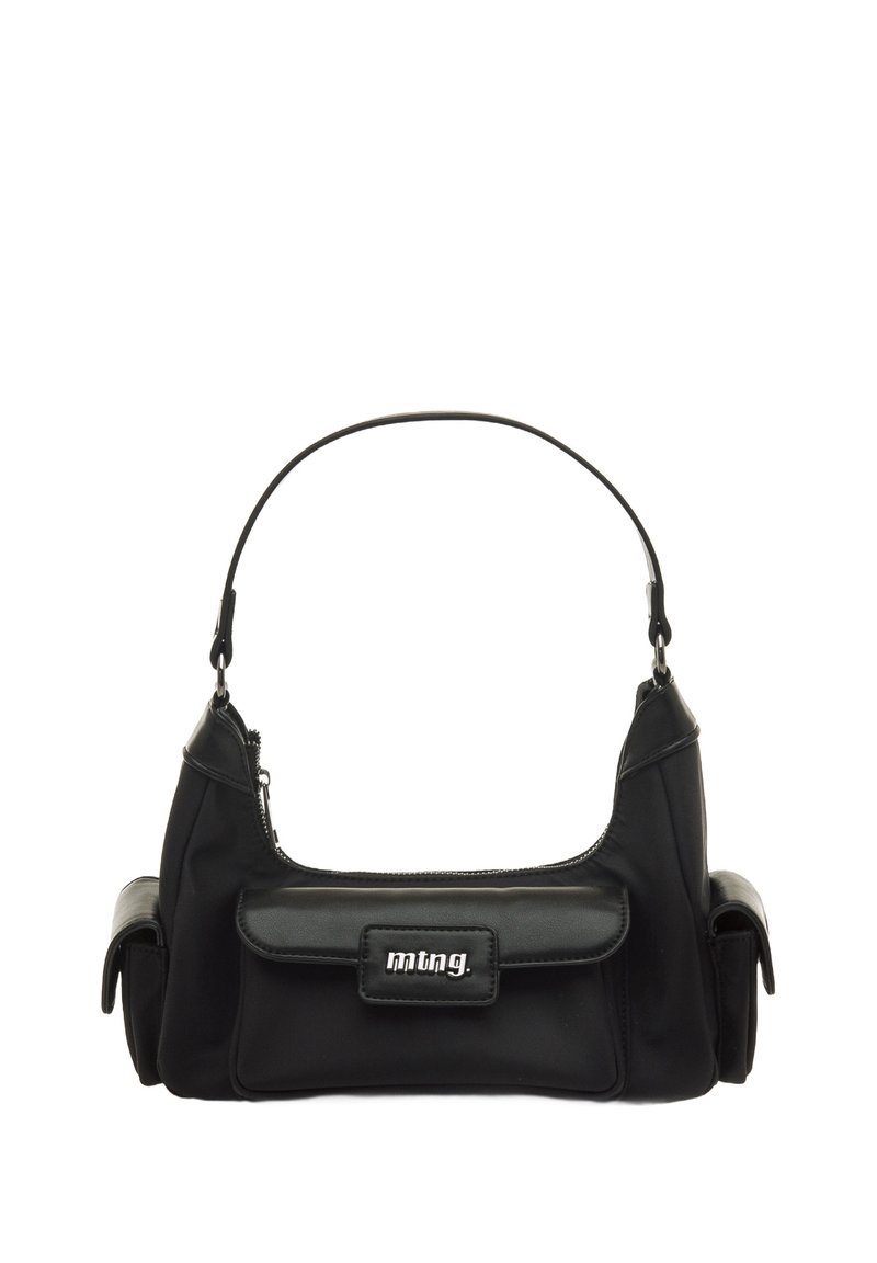 Bolso de mano de nylon negro con una forma estructurada, que cuenta con un bolsillo en la solapa frontal, correa ajustable y acentos de hardware en plata.