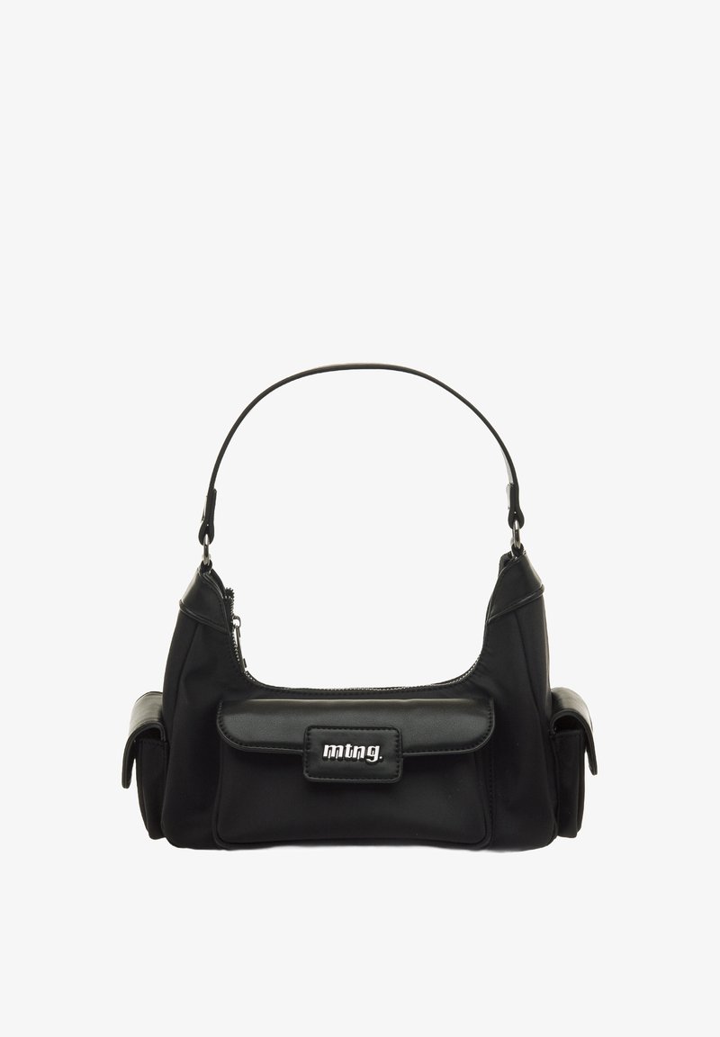 Bolso de mano de nylon negro con una forma estructurada, que cuenta con un bolsillo en la solapa frontal, correa ajustable y acentos de hardware en plata.