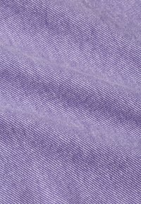 Fioletowy dżins o delikatnej prążkowanej fakturze, ukazujący subtelne odcienie i gładkie wykończenie. Idealny do ubrań lub dodatków.