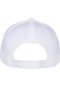 Căciulă snapback din plasă albă, cu o curea ajustabilă solidă din plastic alb. Prezintă un design respirabil și un buton în vârf pentru stabilitate.