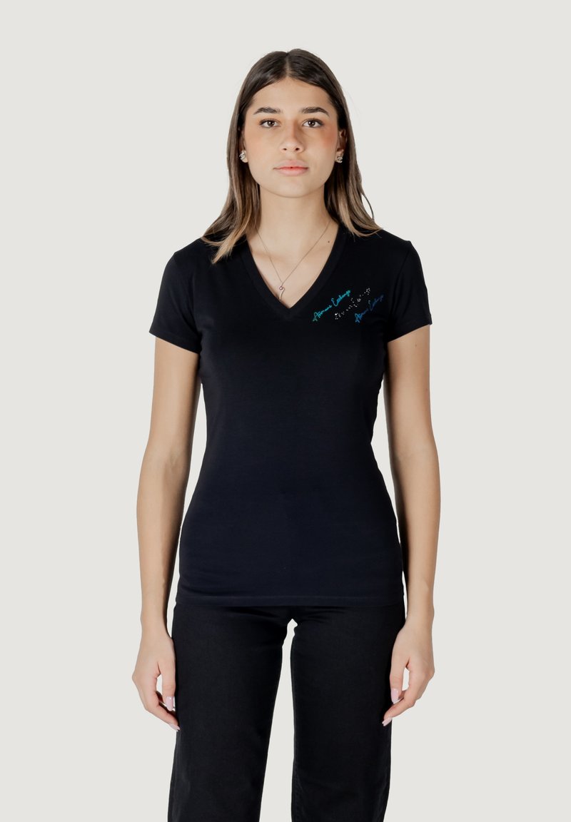 T-shirt nera a maniche corte con scollo a V realizzata in morbido cotone, caratterizzata da accenti colorati ricamati sul lato superiore sinistro.