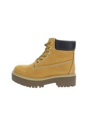 Bota de piel marrón con cordones, suela gruesa marrón y cuello acolchado negro, logo grabado lateralmente, vista desde el lado izquierdo.
