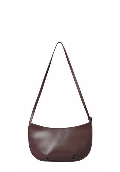 Borsa a spalla in pelle marrone con forma curva, tracolla regolabile e texture liscia. Presenta un delicato dettaglio di cucitura lungo il bordo.