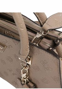 Bolso de mano de cuero beige con diseño de logotipo en relieve, doble asa superior y herrajes en tono plateado con compartimentos con cremallera.