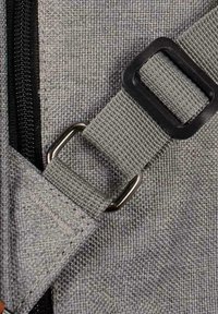 Grauer Stoffgurt mit einer strukturierten Oberfläche, ausgestattet mit einer rechteckigen Metallschnalle und einem angrenzenden schwarzen Reißverschluss.