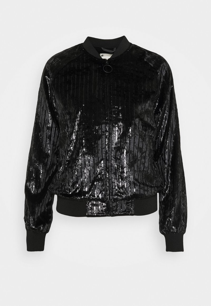 Veste bomber noire brillante avec des rayures texturées verticales, col, poignets et ceinture côtelés, et fermeture éclair avant avec tirette circulaire.