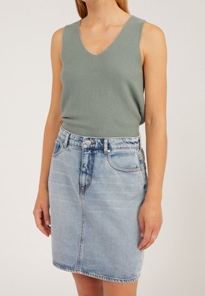 Top - green
