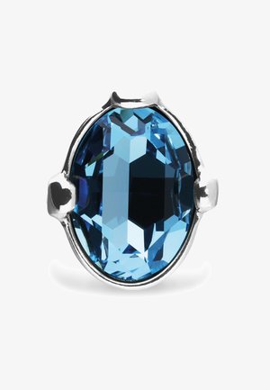 Bague ovale en pierre précieuse bleue avec une pierre bleu clair facettée, sertie dans une monture en argent poli avec des accents arrondis.