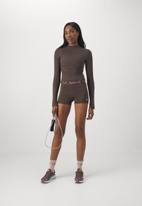 Nike Performance SHORT - Leggings - baroque brown/white
