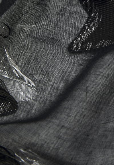 Tessuto nero trasparente con una superficie leggermente testurizzata, caratterizzato da motivi distintivi e una leggera lucentezza in alcune zone. Traslucido e leggero.