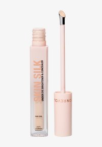 Skin Silk correttore e illuminante per sotto gli occhi in un tubo trasparente con un cappuccio rosa chiaro e applicatore. Etichettato "Fair Cool", formula anti-occhiaie.