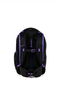 Sac à dos noir avec accents violets, bretelles rembourrées, boucles réglables et dos en maille. Comprend plusieurs compartiments pour l'organisation.