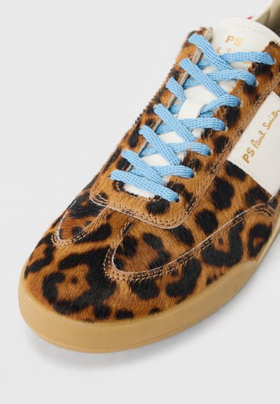 Αθλητικό παπούτσι με μοτίβο λεοπάρ, υφή γούνας, ανοιχτά μπλε κορδόνια, λευκ�ές δερμάτινες λεπτομέρειες και σόλα από καουτσούκ πάνας. Μοντέρνος σχεδιασμός, άνετη εφαρμογή.