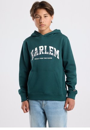 Felpa con cappuccio verde scuro con scritte bianche "HARLEM" e "BUILT FOR THE GAME." Presenta una tasca frontale e polsini e orlo a costine.