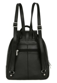 Czarna skórzana torba plecakowa z dwoma regulowanymi paskami, uchwytem górnym, przednią kieszenią na zamek i detalami w szwach. Charakteryzuje się metalowymi akcentami.