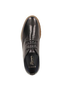 Chaussure en cuir noir avec une texture lisse, design à lacets et bout arrondi. Présente une semelle en caoutchouc contrastante tan et un logo à l'intérieur.