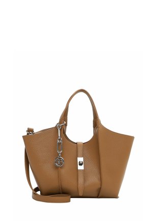 Rudas tekstūruotas odinis rankinukas su viršutinėmis rankenomis, nuimamu peties dirželiu, priekyje esančiu dirželiu su sidabrine sagtele ir sidabrine raktų pakabuko detalėle.