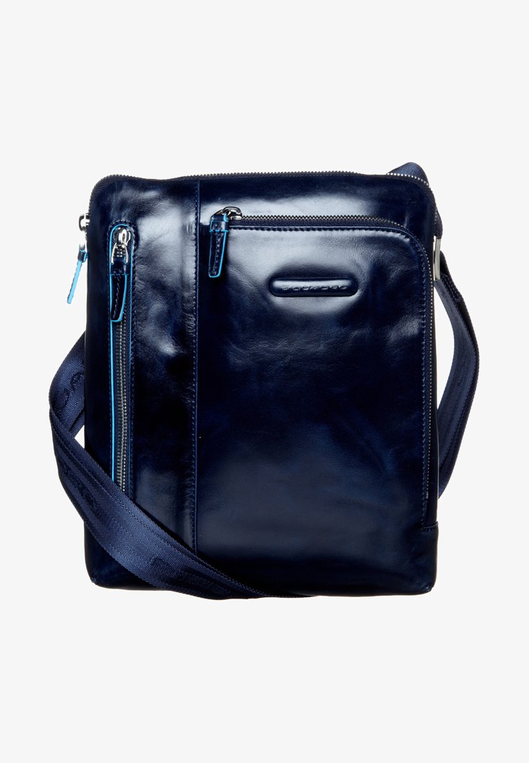 Borsa a tracolla in pelle blu navy con due tasche frontali con zip, tracolla regolabile e finitura testurizzata, caratterizzata da un discreto logo impresso.