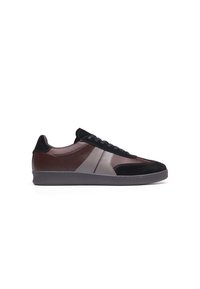 Lace-up sneakers featuring a combination of brown leather and gray suede, with black accents and a textured rubber sole. Classic design.