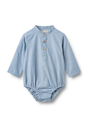 Body azul claro de manga larga con cuello mandarín, tres botones de madera en la parte delantera y aberturas elásticas en las piernas para facilitar el vestido.