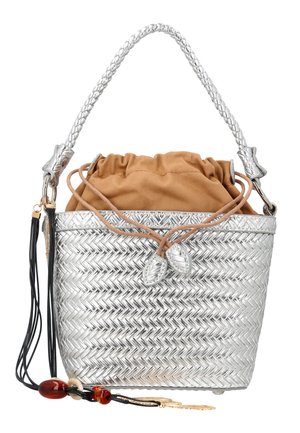 Zilverkleurige geweven buideltas met gevlochten handvat, bruine stoffen trekkoordsluiting en zwarte kwast met rode en beige kralen eraan.