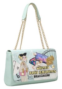 Borsa in pelle verde menta con tracolla in catena dorata, caratterizzata da design grafici, una figura di cartone animato e gemme decorative. Testo: "Emirati Arabi Uniti."
