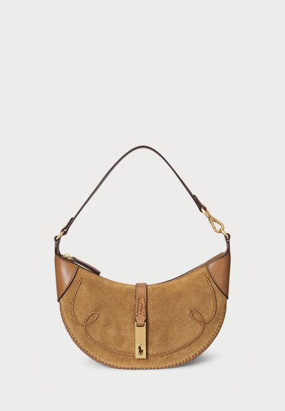 Sac à main en suède marron avec une forme courbée, des accents en cuir, des détails tressés et un fermoir en ton doré. Il est doté d'une courte bandoulière.