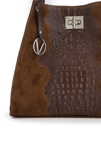 Bruine suede handtas met een leren paneel in krokodillenpatroon, hardware in zilverkleur en een ronde accent. Gestructureerde vorm met bovenste sluiting.