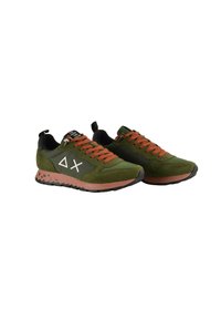 Scarpe sportive verdi con lacci arancioni, dotate di una parte superiore texturizzata, un motivo triangolare sulla suola e accenti neri sul tallone e sulla linguetta.