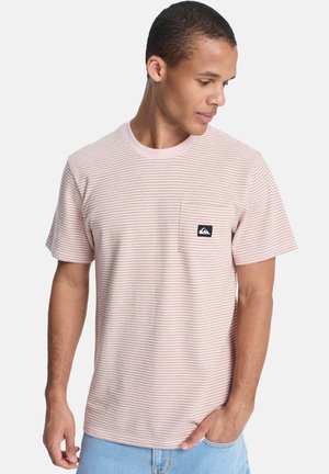 Gestreiftes Kurzarm-T-Shirt in Hellrosa mit dünnen weißen und dunkler rosa Streifen, mit Brusttasche und Logofahne. Baumwollmischgewebe.