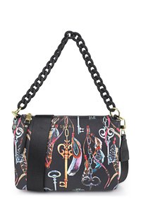 Bolso negro de hombro con un diseño estampado que presenta llaves y plumas de colores. Tiene una correa de cadena negra texturizada y detalles en dorado.