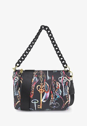 Bolso negro de hombro con un diseño estampado que presenta llaves y plumas de colores. Tiene una correa de cadena negra texturizada y detalles en dorado.