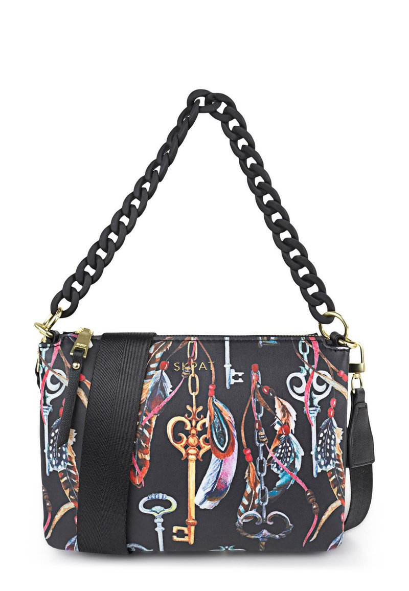 Bolso negro de hombro con un diseño estampado que presenta llaves y plumas de colores. Tiene una correa de cadena negra texturizada y detalles en dorado.