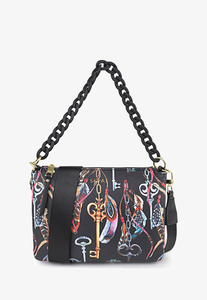 Bolso negro de hombro con un diseño estampado que presenta llaves y plumas de colores. Tiene una correa de cadena negra texturizada y detalles en dorado.