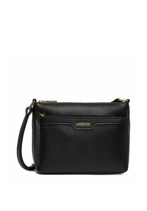 Czarna teksturowana skórzana torba na ramię z złotym zamkiem błyskawicznym, regulowanym paskiem oraz logo "LASOCKI" na przedniej kieszeni.