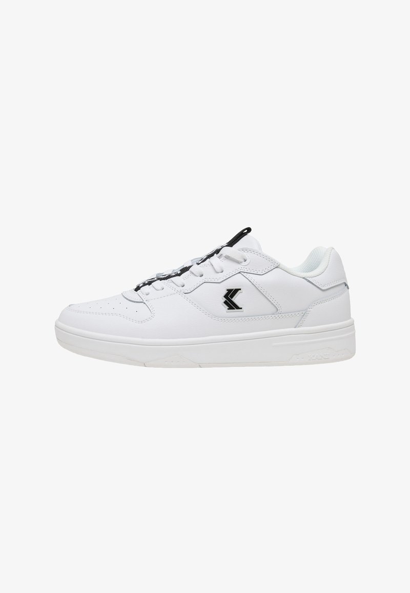 Λευκό sneaker χαμηλού τύπου με μαύρο λογότυπο στο πλάι, λευκή σόλα, διάτρητη μύτη και γλώσσα και κορδόνια με μαύρες λεπτομέρειες, εμφανιζόμενο από το πλάι.
