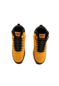 Scarpe da trekking in suede giallo con accenti neri, dotate di lacci neri, colli imbottiti e suola in gomma texturizzata. Branding minimale sulla linguetta.