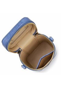 Borsa in finta pelle di coccodrillo blu con cerniera dorata, dotata di un interno color tan, una tasca piccola e una superficie liscia. Design compatto e strutturato.