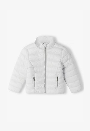 Fehér párnázott kabát magas gallérral, elülső cipzárral és két cipzáras oldalzsebbel. A szövet sima textúrájú, vízszintes varrással.