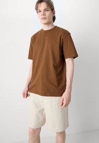 HUGO DAPOLINO - Basic póló - brown