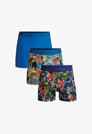 Drei Herren-Boxershorts mit "MUCHACHOMALO" Bund; eine einfarbig blau, eine mit Tiger- und Oktopusmuster, und eine mit Fischen und rosa Blumen.