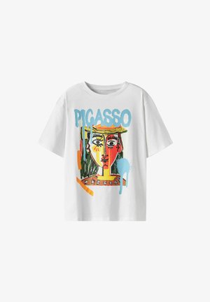 Bílý tričko s barevným abstraktním obličejem ve stylu Picassa a velkým modrým textem "PICASSO" nad designem na přední straně.