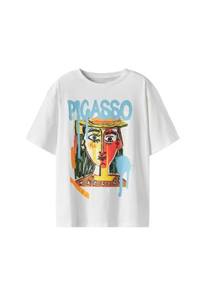 Fehér póló színes, absztrakt, Picasso-stílusú arccal, sárga kalappal és kék "PICASSO" felirattal fölötte.