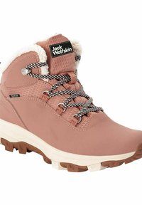 Bota de senderismo rosa impermeable con forro de piel sintética blanca, cordones en negro y blanco, puntera reforzada y material texturizado. Suela de goma marrón.