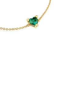 Collana in oro con un ciondolo a forma di cuore, dotato di una gemma verde sfaccettata, montata in una finitura lucida con supporto a staffa in oro, caratterizzata da un design delicato dei collegamenti.